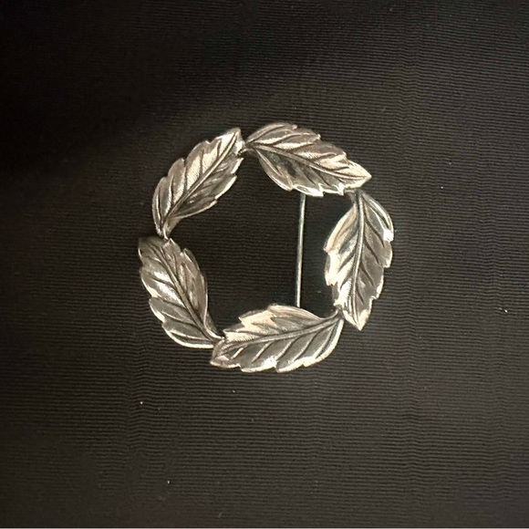 Vintage Beau Sterling Leaf Brooch - Picture 2 of 6